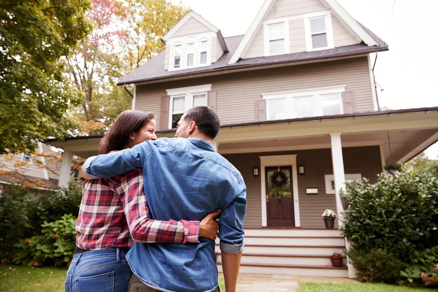 How do cash homebuyers handle environmental concerns, like mold or asbestos?
